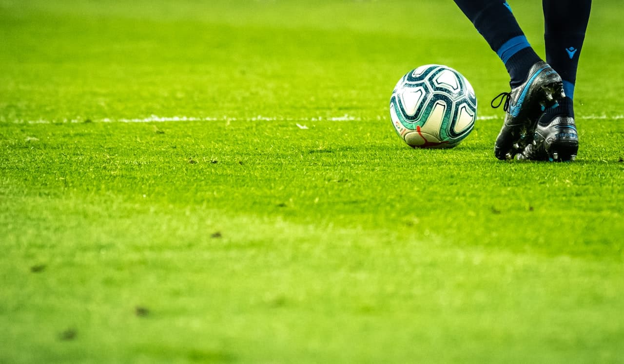 チームがサッカーの練習をしている俯瞰映像
